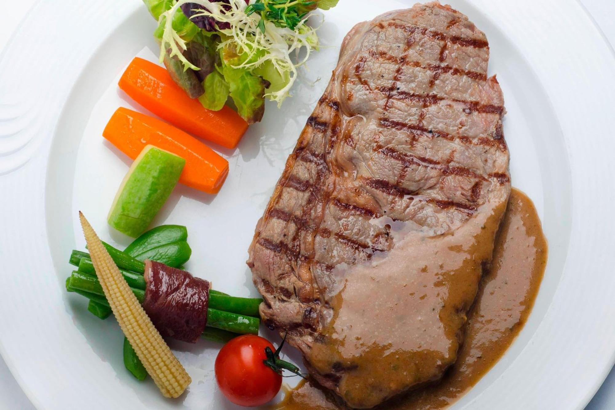 Le Meridien Al Khobar Exterior foto A steak with vegetables
